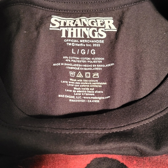 *NEW* STRANGER THINGS Eleven + Cast Black T-shirt Size Large Netflix - Picture 3 of 4